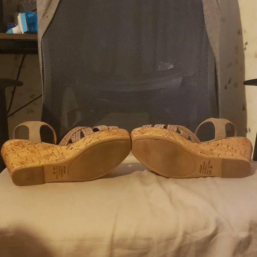 Grey and tan platform heels - Picture 4 of 4